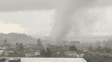 Gran tornado en Chile: las impactantes imágenes que dejó el fenómeno meteorológico en Puerto Varas arrasando casas y autos