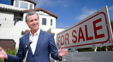 Confirmado por Gavin Newsom: la ley firmada en California que ya facilita comprar casa a miles en 2025
