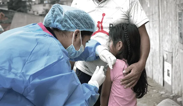 Urge que la vacunación avance en los barrios y pueblos para evitar que los hospitales colapsen. Es deber de la familias hacerlo, sobre todo, por sus integrantes más vulnerables. Foto: John Reyes / La República