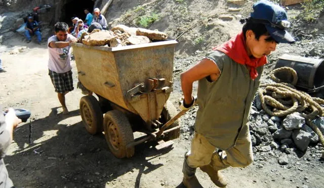 Para diversos especialistas, la disposición contenida en el reglamento del Reinfo desnaturaliza el objetivo de ordenar y fiscalizar a la pequeña minería. Foto: Andina Para diversos especialistas, la disposición contenida en el reglamento del Reinfo desnaturaliza el objetivo de ordenar y fiscalizar a la pequeña minería. Foto: Andina