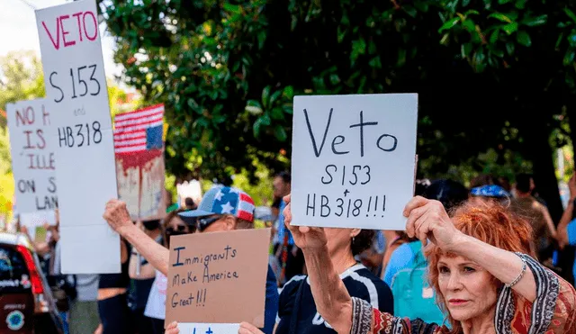 Manifestantes exigen vetar 2 proyectos de ley en Carolina del Norte. Manifestantes exigen vetar 2 proyectos de ley en Carolina del Norte.