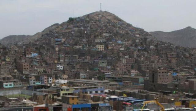 Desde la cima del Cerro San Cosme, se puede apreciar una vista panorámica de Lima, simbolizando la resiliencia y esperanza de una comunidad. Foto: Andina Desde la cima del Cerro San Cosme, se puede apreciar una vista panorámica de Lima, simbolizando la resiliencia y esperanza de una comunidad. Foto: Andina