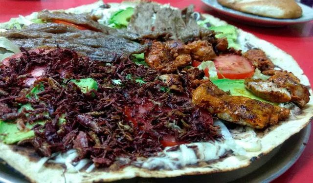 Tlayuda de chapulines Tlayuda de chapulines