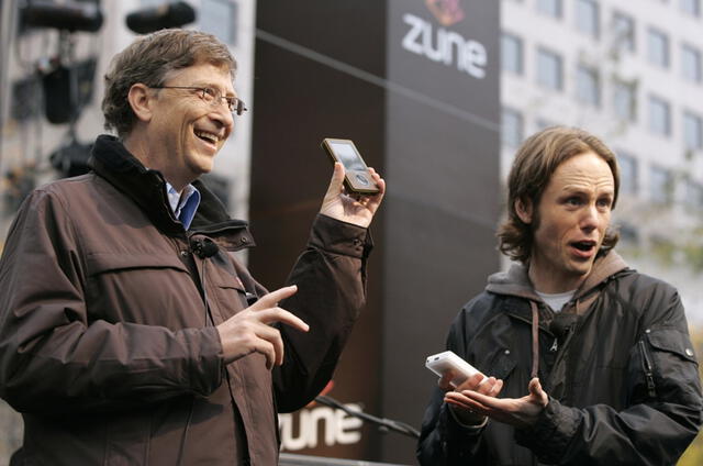 Bill Gates sosteniendo un Zune, el rival del iPod. Foto: internet Bill Gates sosteniendo un Zune, el rival del iPod. Foto: internet